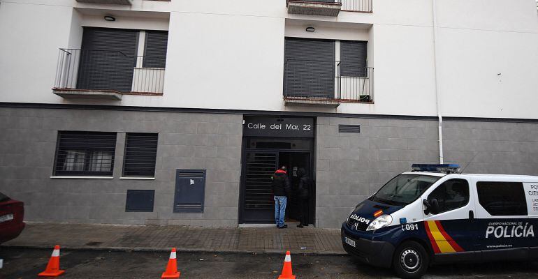 Un coche de la policía nacional en la vivienda de la localidad madrileña de Aranjuez donde una mujer de 40 años ha matado presuntamente a su hija de 5 años y luego se ha suicidado. 