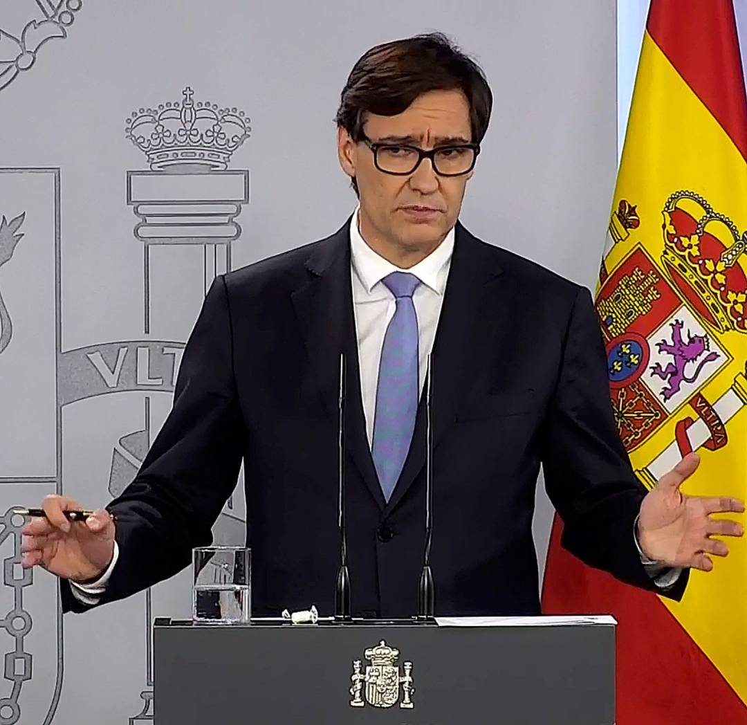 Captura de la señal institucional del Palacio de la Moncloa que muestra al ministro de Sanidad, Salvador Illa durante la rueda de prensa tras el Consejo de Ministros este viernes en el Palacio de la Moncloa, en Madrid.