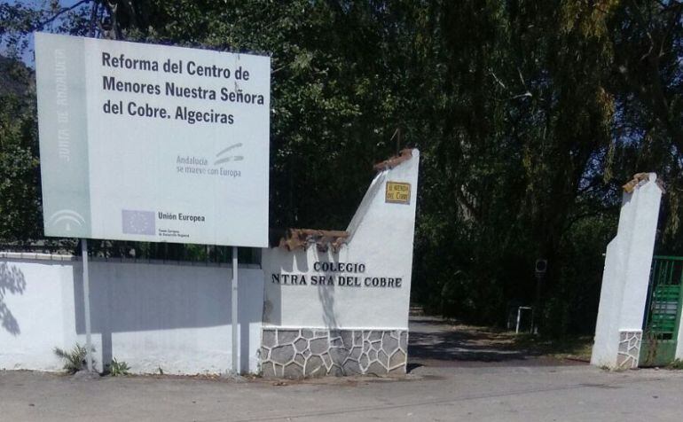 Acceso al Centro de Menores de El Cobre.