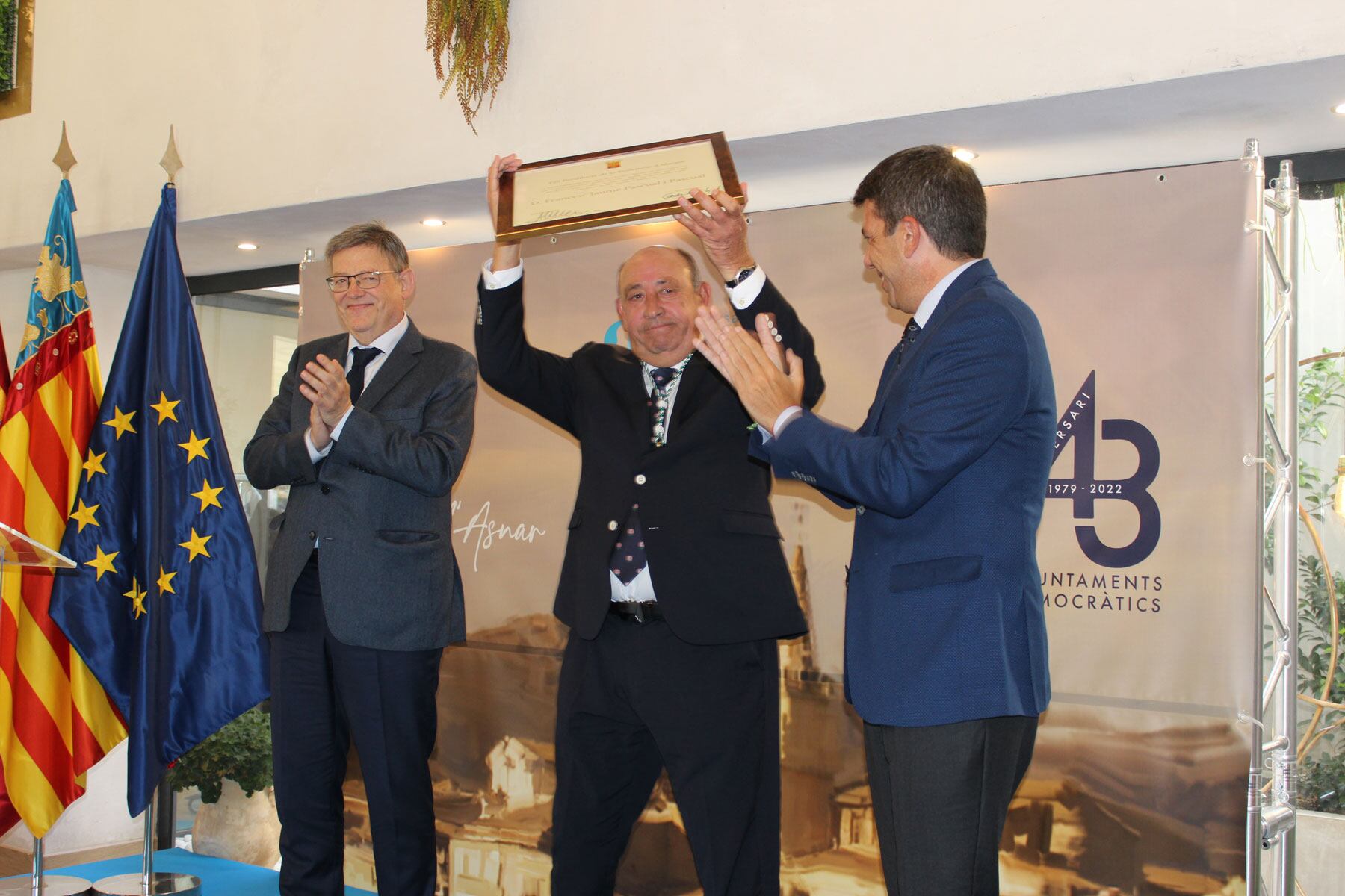 Ximo Puig i Carlos Mazón, junt a Jaume Pascual qui mostra el pergamí que l'acredita com a Fill Predilecte de la Província d'Alacant