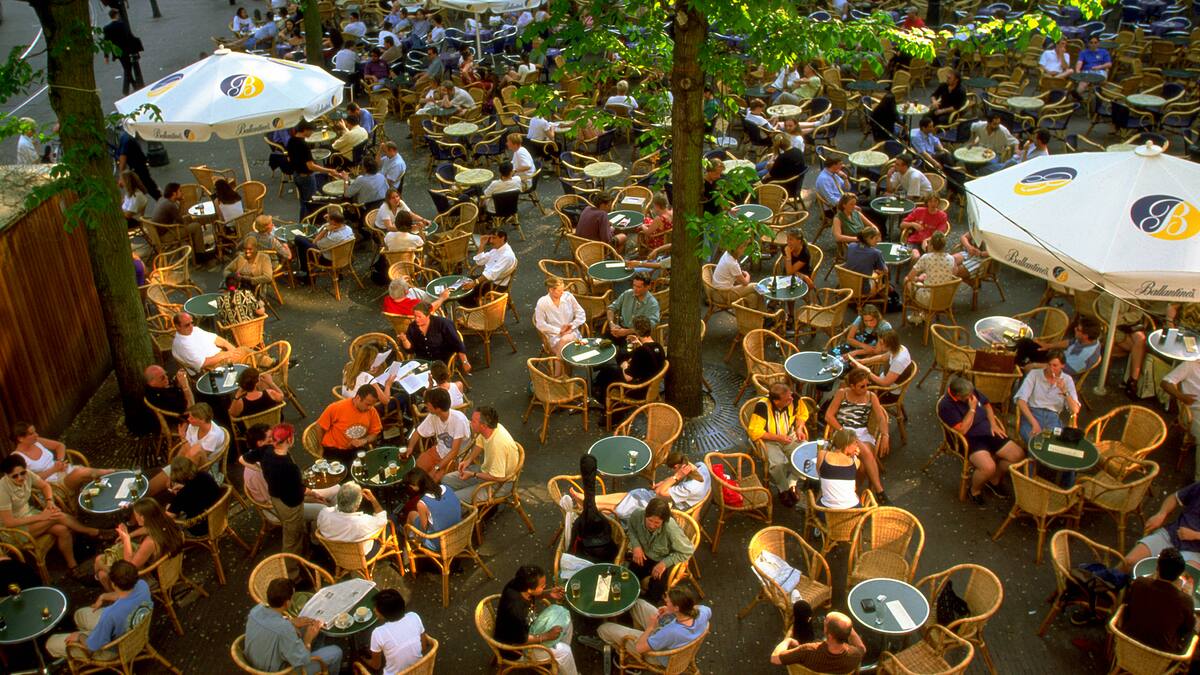 Está comiendo con un amigo y cuando va al baño, el hombre de la mesa de al lado le hace esta confesión: "Mi padre acaba de morir..."