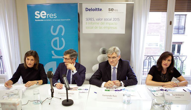 Miembros de Deloitte y la Fundación SERES durante la rueda de prensa de este jueves, 