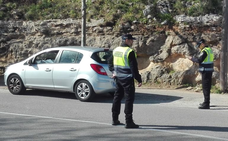 La policía local vigiló que los vehículos estuvieran al corriente de la ITV.