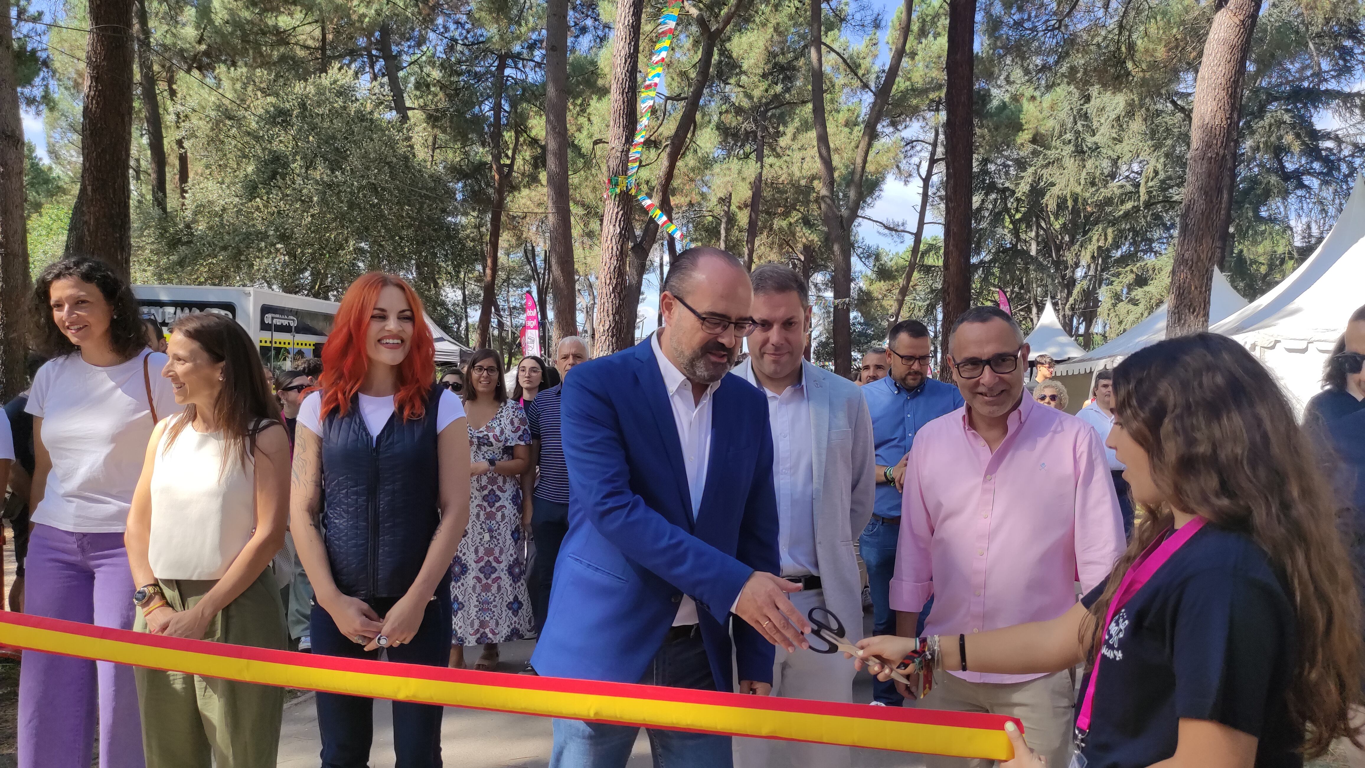 El alcalde de Ponferrada y Sara García Alonso en el momento de cortar la cinta inaugural de CIMA 2024