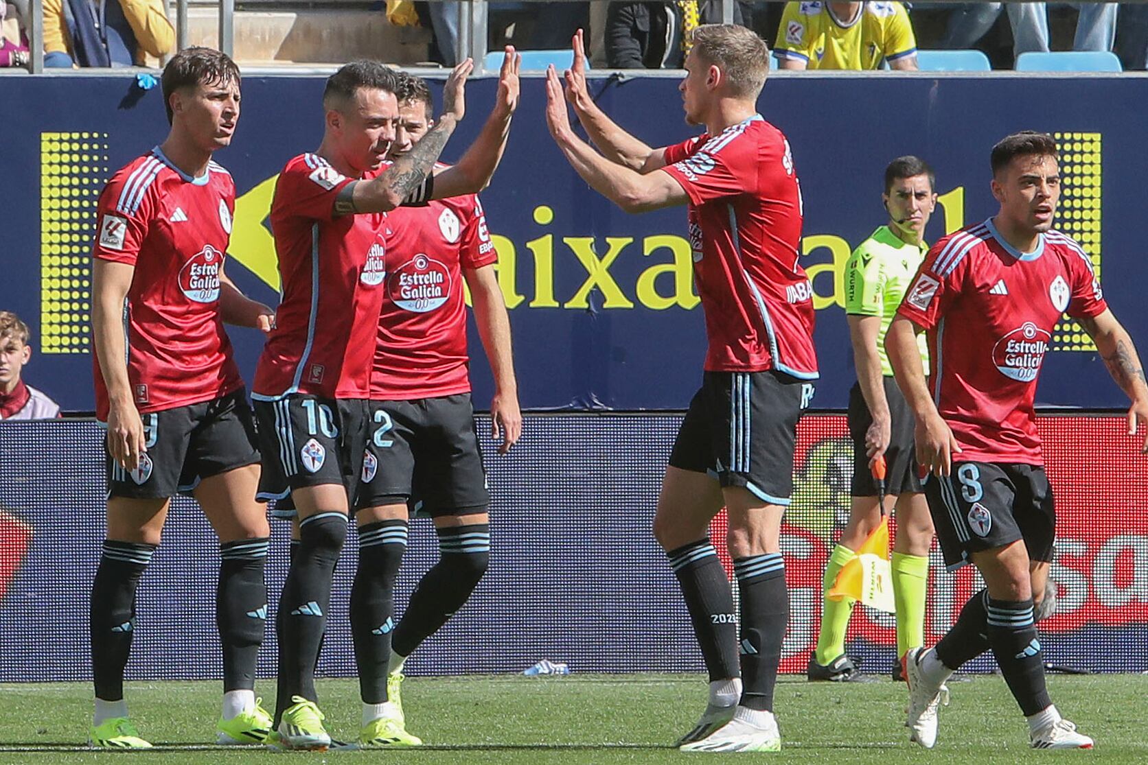 CÁDIZ, 25/02/2024.- El delantero del RC Celta Iago Aspas (2i) celebra tras marcar el primer gol al Cádiz CF, este domingo en el estadio Nuevo Mirandilla de Cádiz. EFE/Román Ríos
