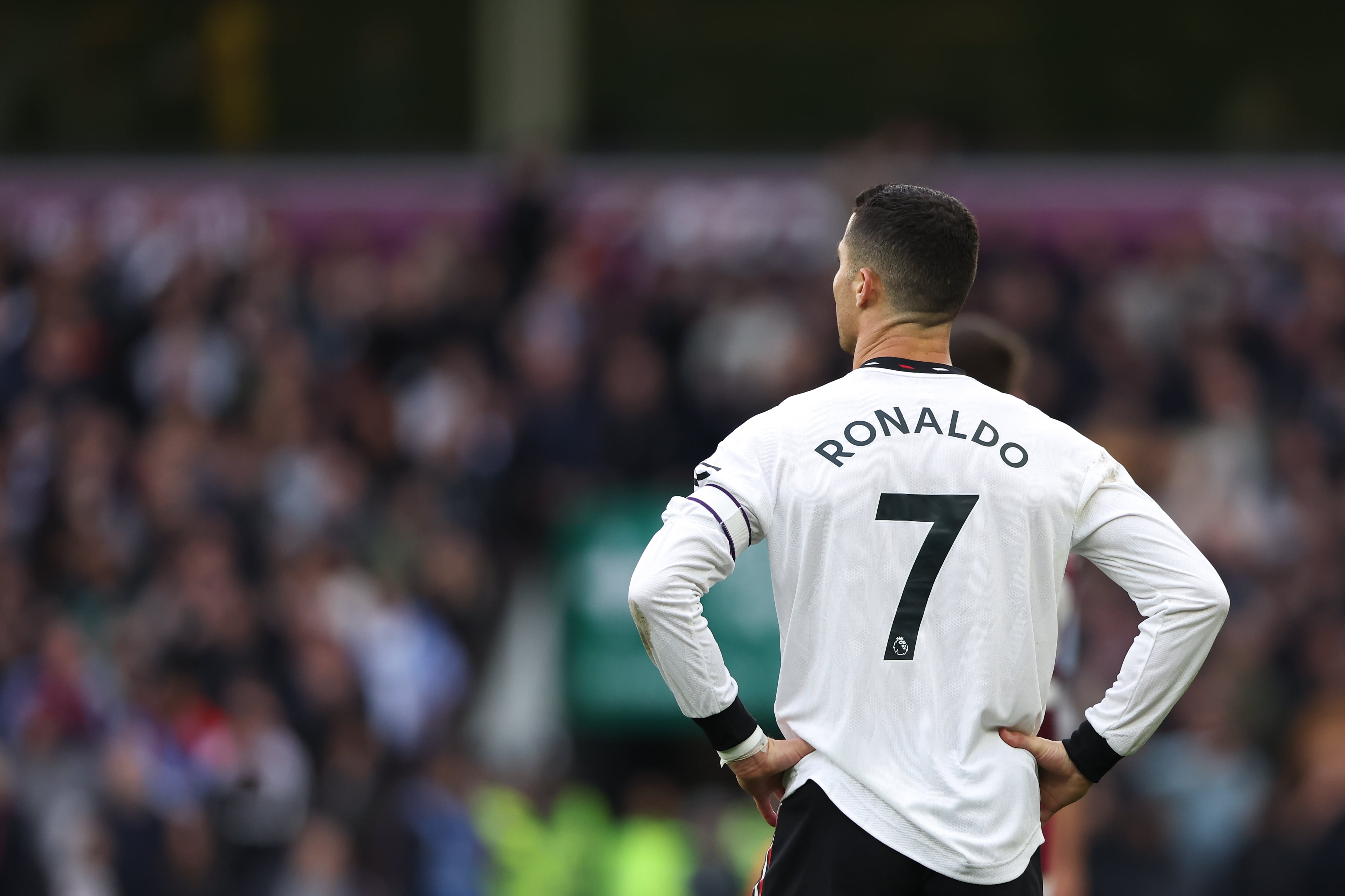 Cristiano Ronaldo con los brazos en jarra.