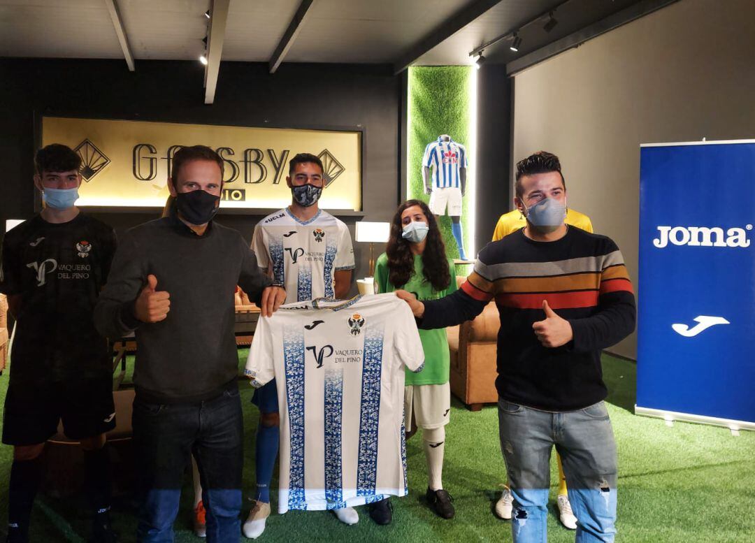 Sergio Gutiérrez entrega la camiseta del Talavera a Carlos Maldonado