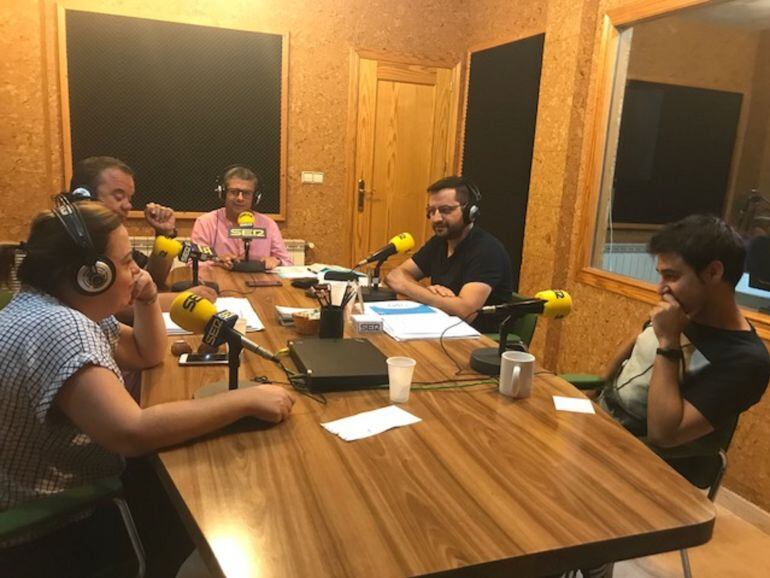 Los miembros del equipo de gobierno de Motilla del Palancar durante la entrevista de la Cadena SER.