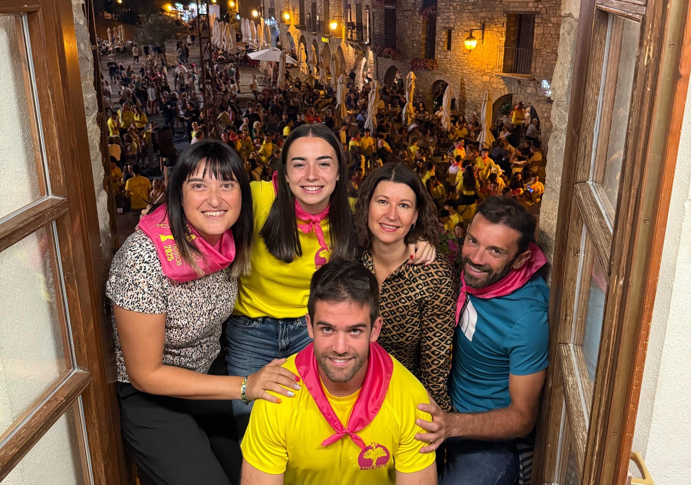 María con varios concejales y el alcalde al finalizar el pregón.