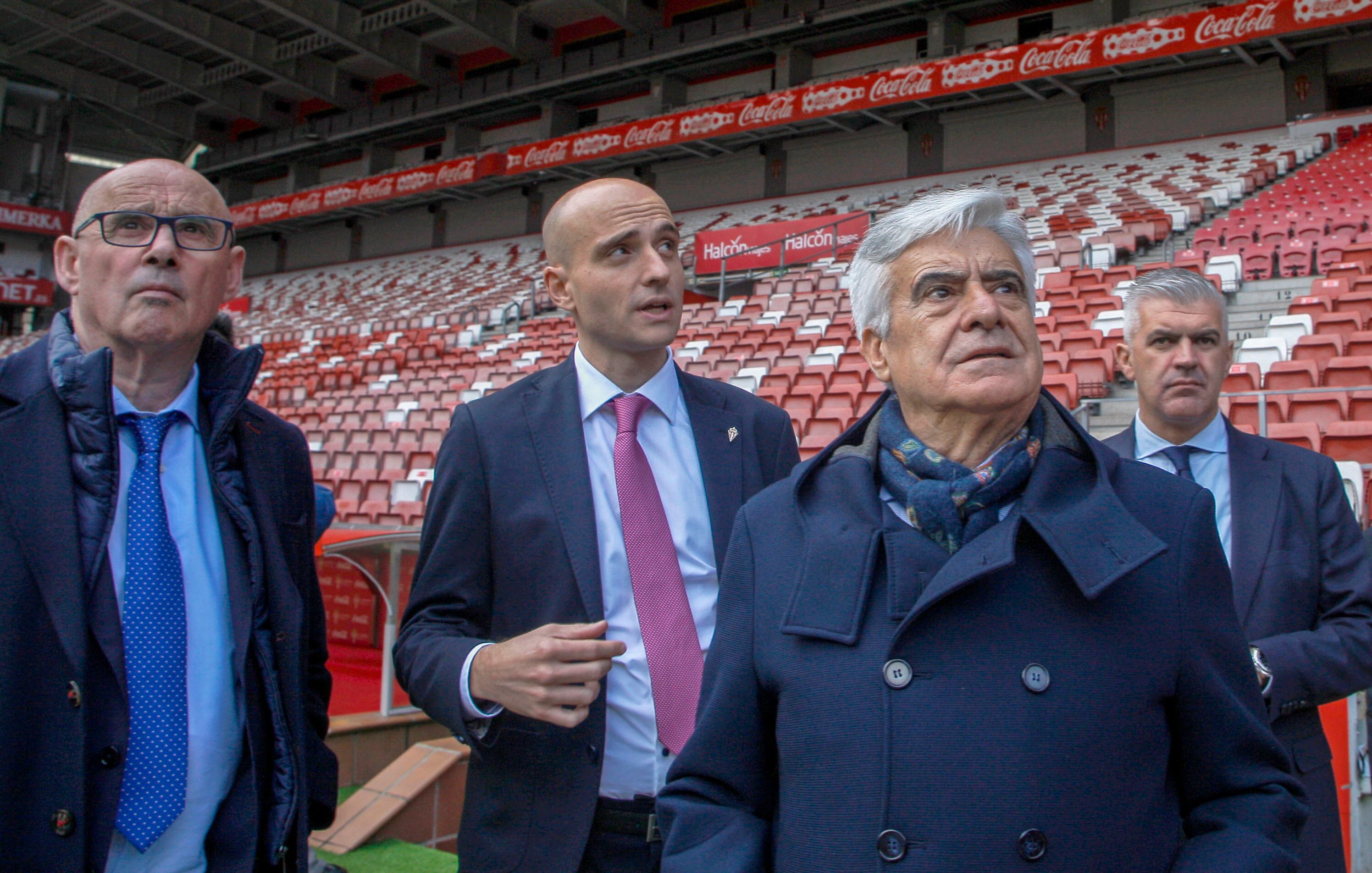 GIJÓN, 17/01/2024.- El presidente de la gestora de la Federación Española de Fúbol, Pedro Rocha (2d), acompañado por el presidente de la Federación Asturiana de Fútbol, José Ramón Cuetos Lobo (i) y el presidente del Sporting de Gijón, David Guerra (2i), visitan el estadio municipal "El Molinón" en Gijón, que opta a ser una de las sedes del campeonato Mundial 2030, este miércoles. EFE/Juan González