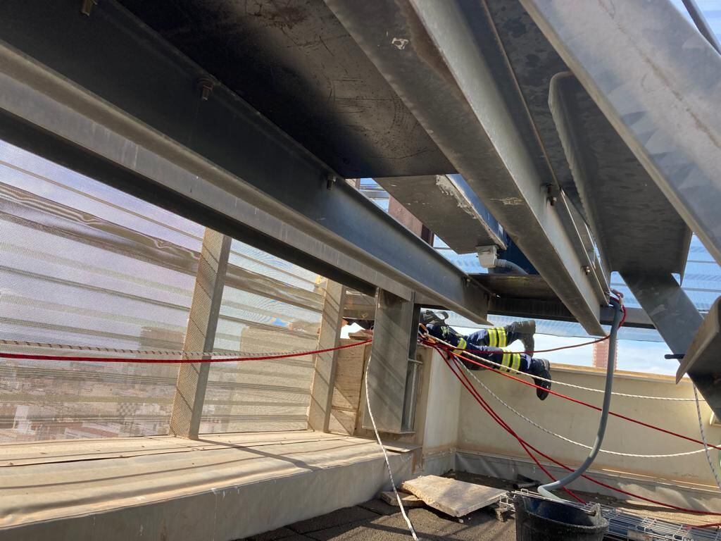 Los bomberos del SPEIS retirando el mármol estropeado de la Torre PROP