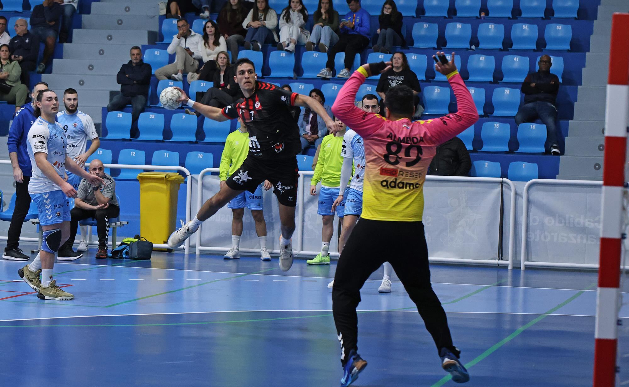 Joel Armas en un partido del Balonmano Lanzarote Ciudad de Arrecife.