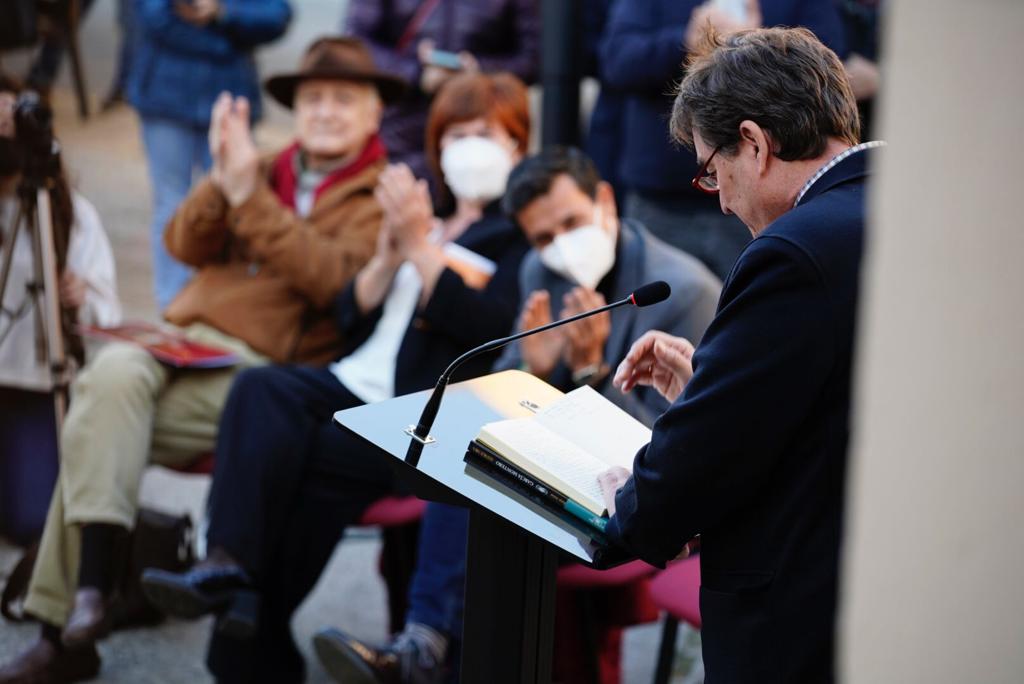 Luis García Montero recuerda a Almudena Grandes, su esposa recientemente fallecida, en la dedicación a su nombre de la biblioteca municipal de Granada del barrio del Zaidín