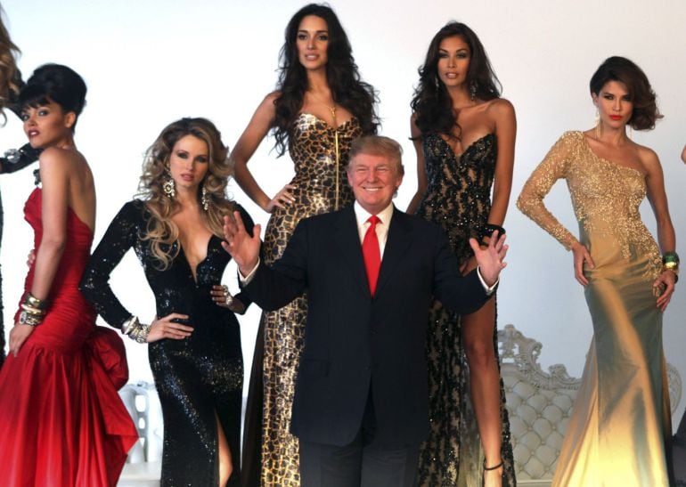 Donald Trump con algunas de las participantes promocionando el concurso de Miss Universo .