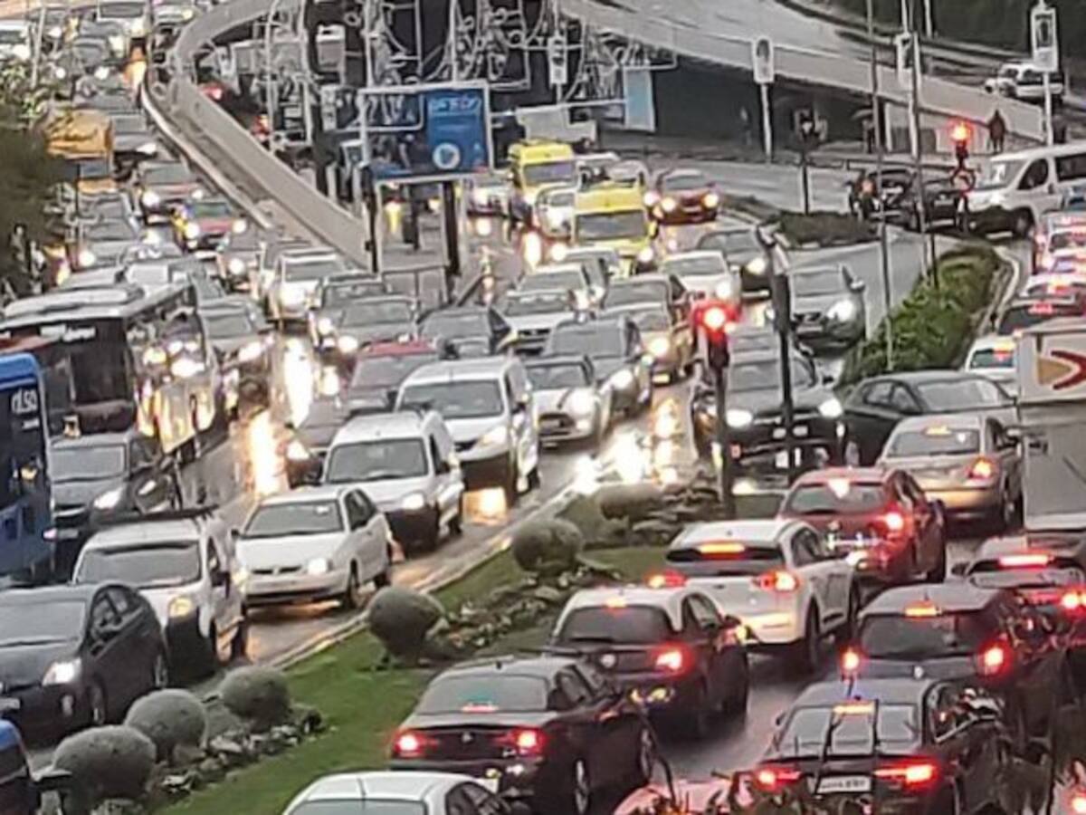 Otra mañana de atascos en A Coruña por la lluvia y un accidente