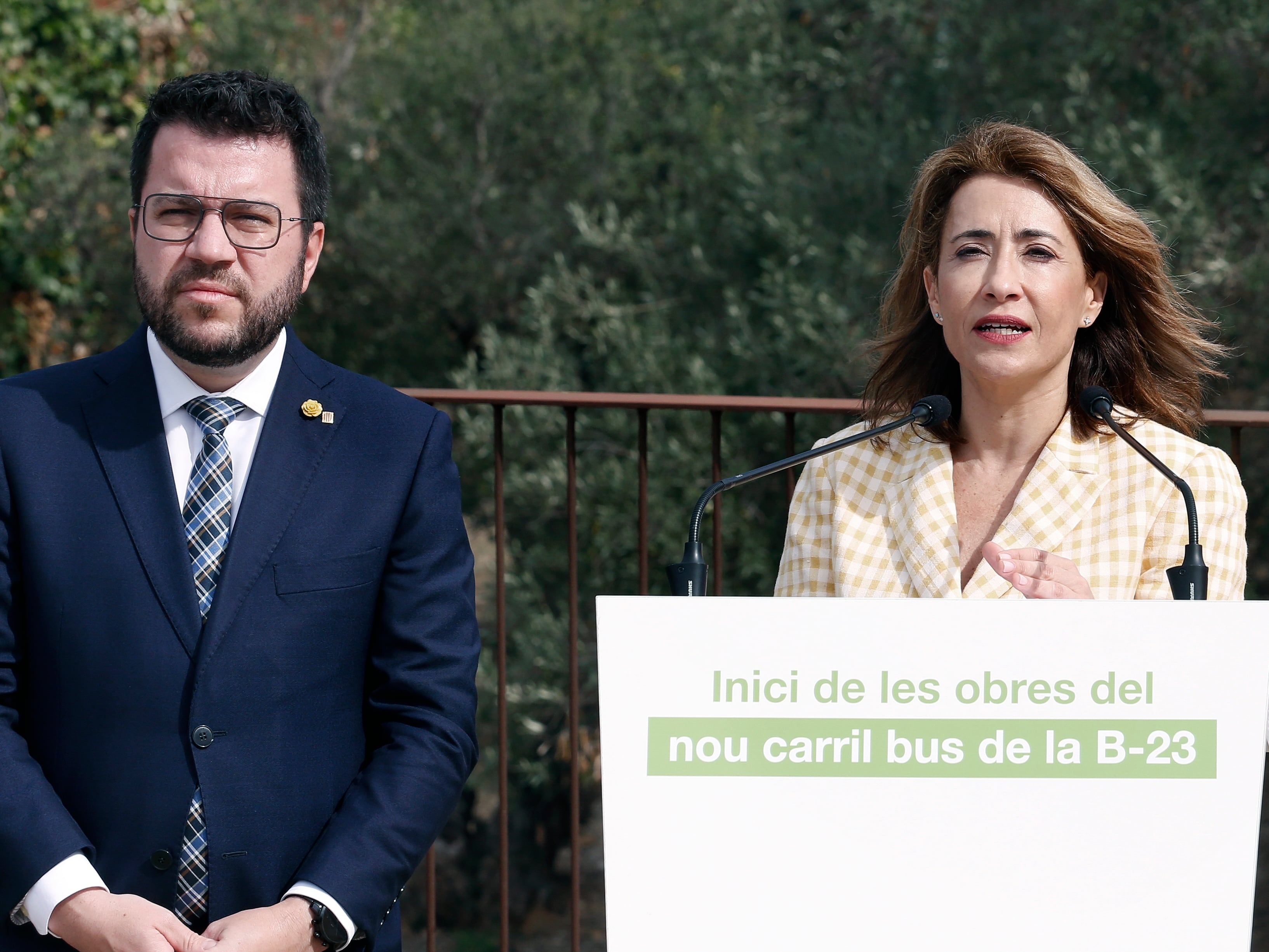 El presidente de la Generalitat, Pere Aragonès (i), la ministra de Transportes, Movilidad y Agenda Urbana, Raquel Sánchez (c), y la delegada del Gobierno en Cataluña, Maria Eugènia Gay (d), durante el acto de presentación del inicio de las obras del carril bus de entrada a Barcelona por la Diagonal desde la B-23, una obra planificada desde hace décadas. EFE/Andreu Dalmau