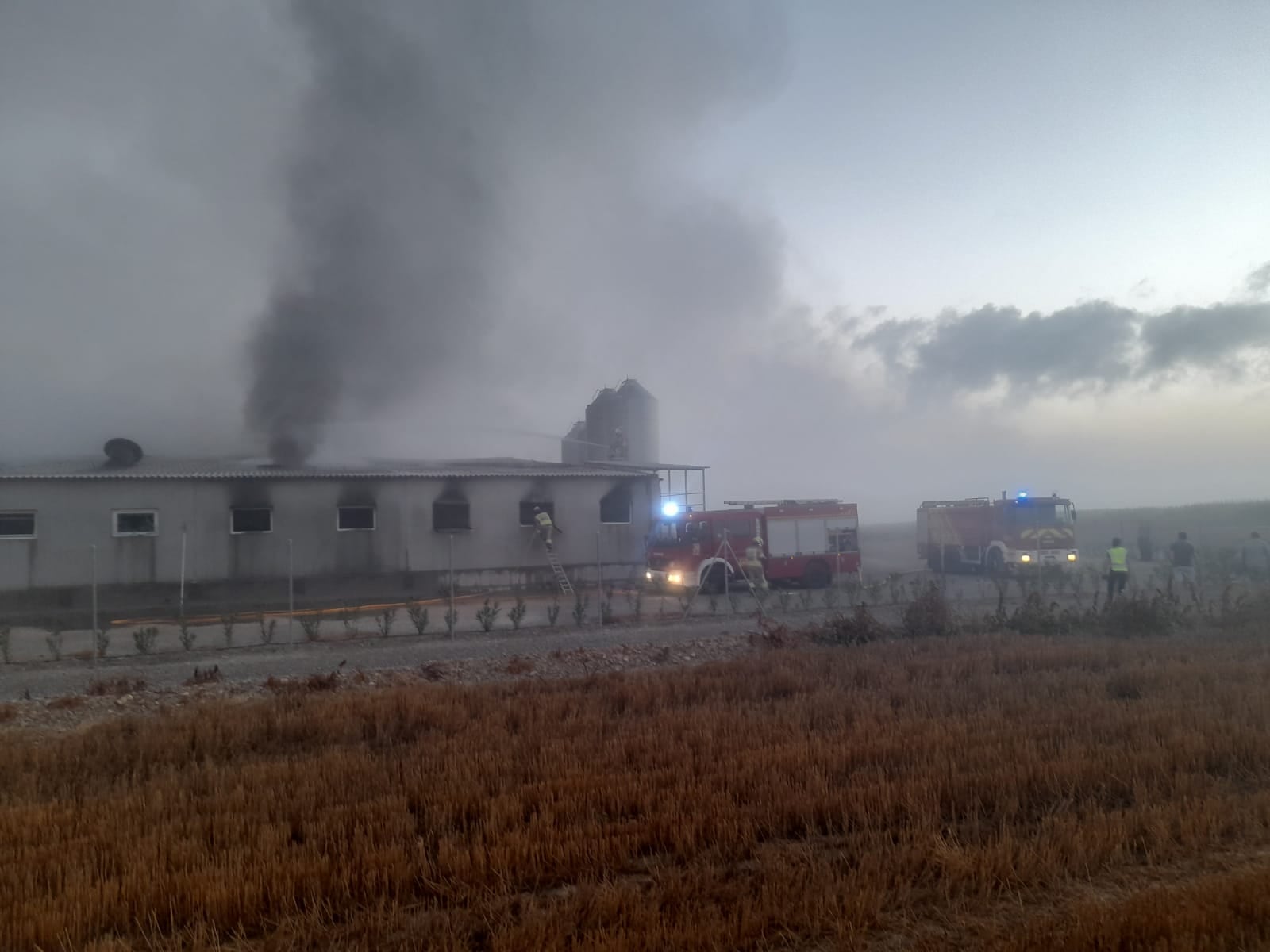 Los bomberos actuando en el incendio de la granja de Senés de Alcubierre