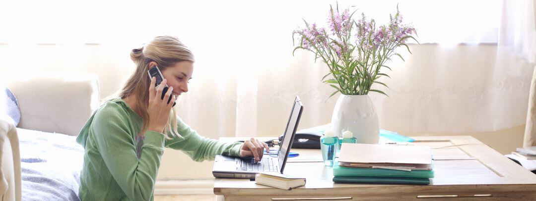 Mujer trabajando desde su casa