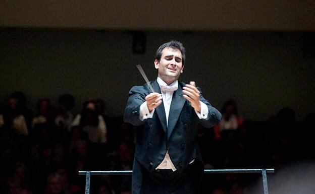 Carlos Garcés al frente de la Orquesta RTVE