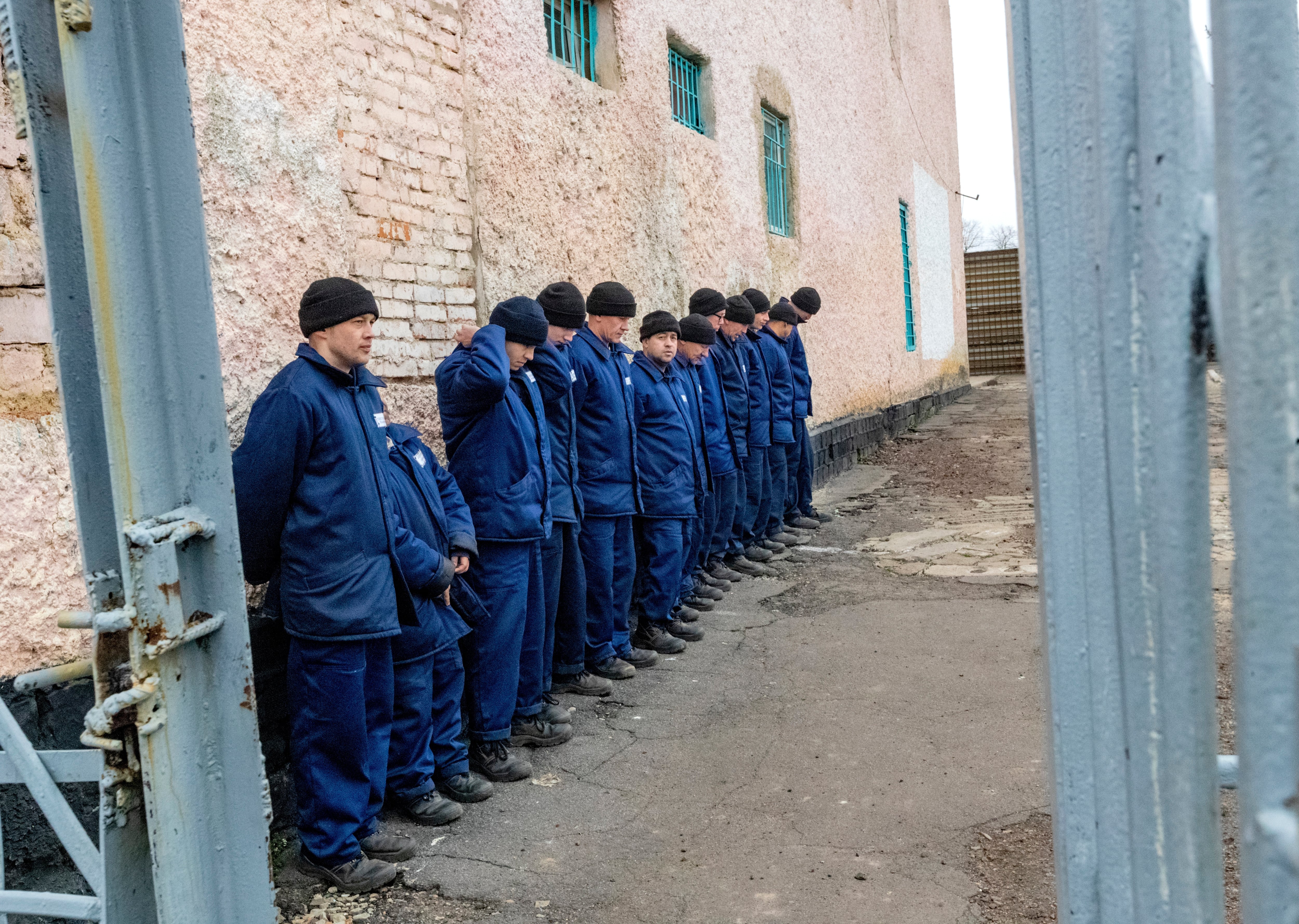 Prisioneros de guerra en un centro de detención de Ucrania