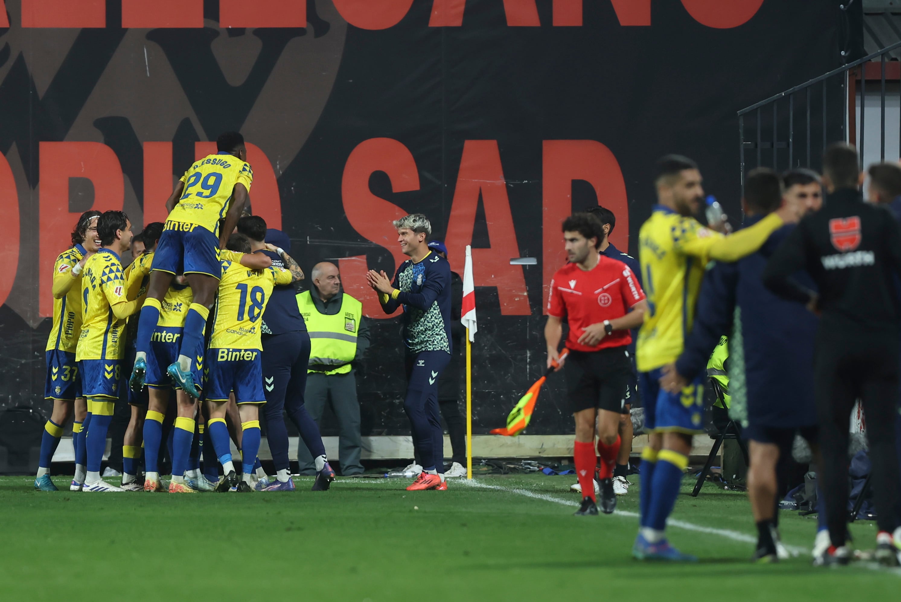 MADRID, 08/11/2024.- Los jugadores de la UD Las Palmas celebran el tercer gol de su equipo durante el partido de LaLiga que Rayo Vallecano y UD Las Palmas disputan este viernes en el Nuevo Estadio de Vallecas. EFE/Kiko Huesca
