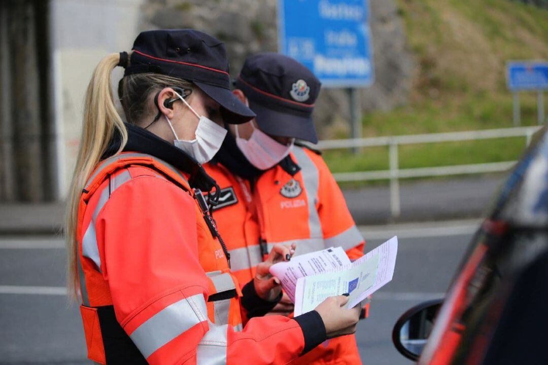 La Ertzaintza ha detenido en las últimas horas a cuatro personas acusadas de un delito de desobediencia y atentado por negarse a identificarse o agredir a agentes, mientras estos velaban por el cumplimiento de las medidas sanitarias establecidas para luch