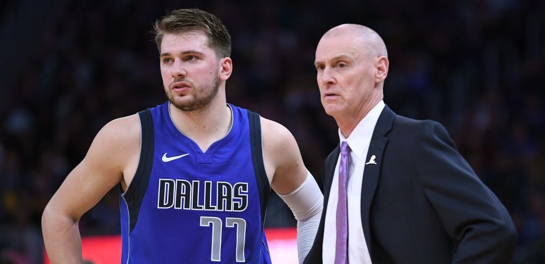 Luka Doncic y Rick Carlisle, durante un partido de la pasada temporada