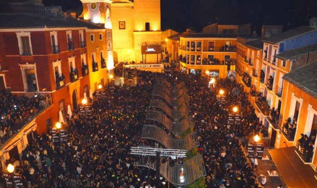 La plaza del Ayuntamiento abarrotada de público durante la Noche de los Tambores 2.019. Una imagen que este año no se podrá ver.