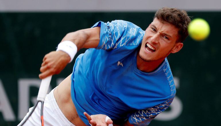 El tenista español Pablo Carreño Busta realiza un saque ante el argentino Federico Delbonis durante el partido de segunda ronda de Roland Garros que ambas disputaron en París, Francia. 