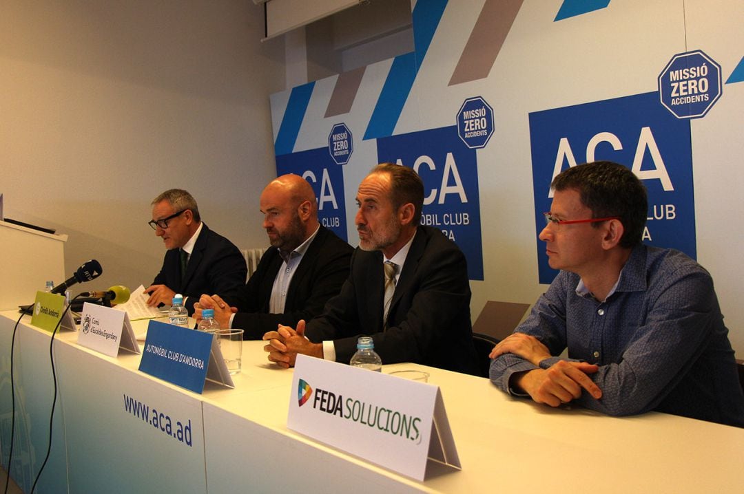 El director de comunicació corporativa, màrqueting i transformació digital clients de Crèdit Andorrà, Joan Ramon Mas; el cònsol menor d’Escaldes-Engordany, Marc Calvet; el director general de l’Automòbil Club d’Andorra, David Fraissinet, i el director gerent de FEDA Solucions, Xavier Forné, durant la presentació de la sisena edició de la jornada de mobilitat elèctrica.