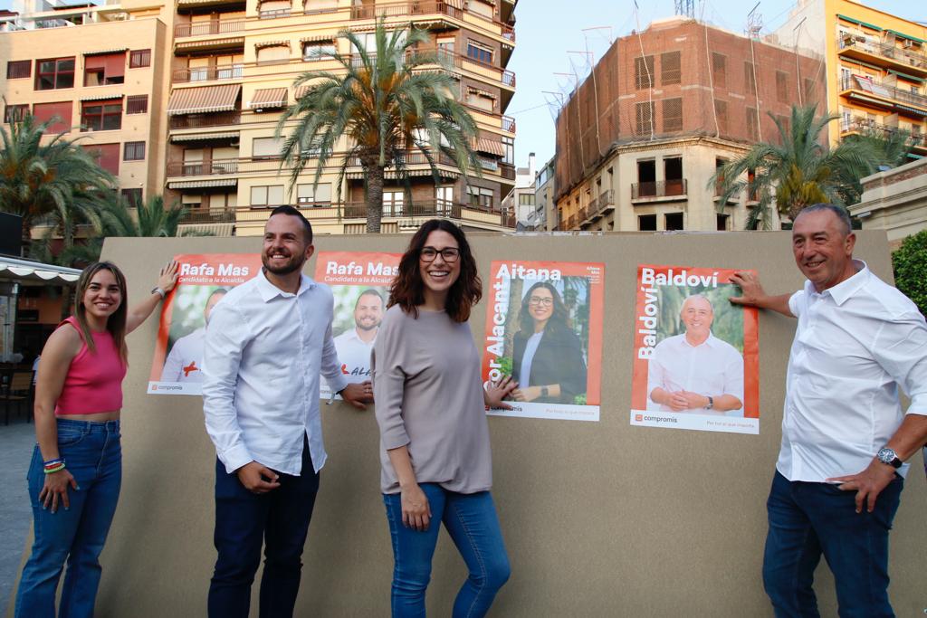 Rafa Mas, candidato a la alcaldía de Alicante por Compromís (i), Aitana Mas, cabeza autonómica por Alicante (c) y Joan Baldoví, candidato a la Generalitat Valenciana durante el acto de pegada de carteles