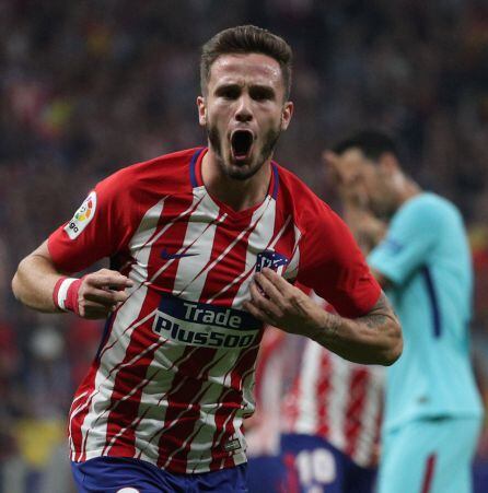 Saúl celebra su gol al Barcelona en la primera mitad.