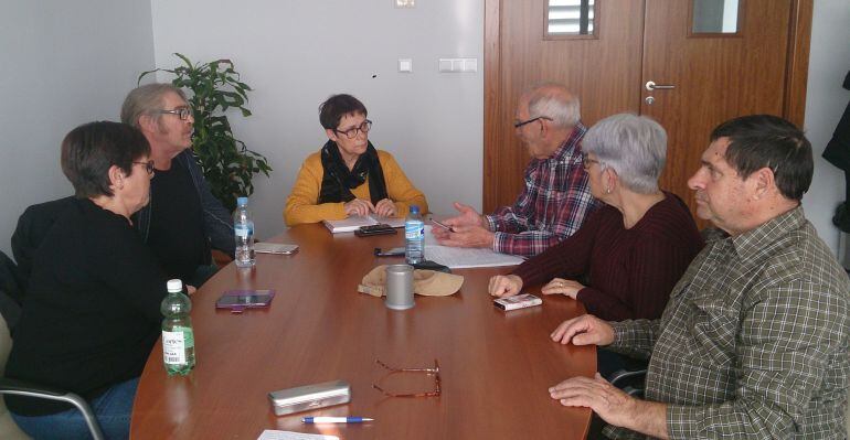 La diputada autónomica de Podemos, Carmen San José reunida con los representantes de la Plataforma por la Sanidad Pública de la Zona Norte