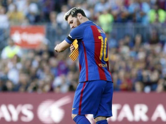 El delantero argentino del FC Barcelona Leo Messi se coloca el brazalete de capitán.