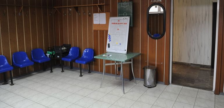 El vestuario de un equipo de fútbol.