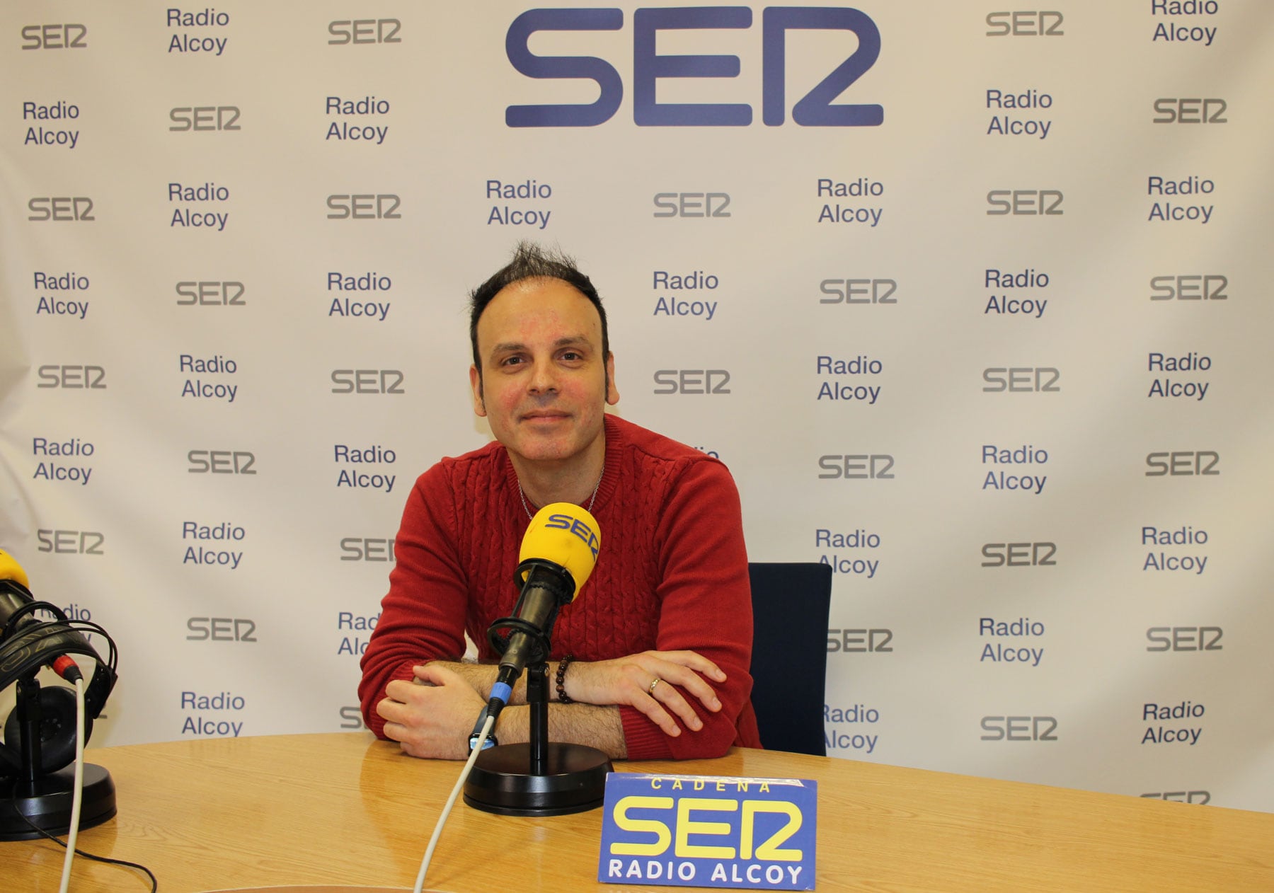 Alberto Acosta, delegado sindical del sindicato médico  de la Comunidad Valenciana, en el estudio central de Radio Alcoy