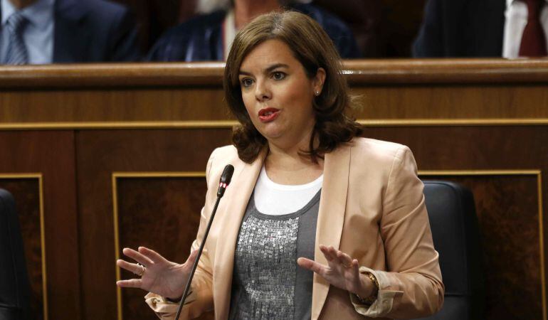 La vicepresidenta del Gobierno, Soraya Sáenz de Santamaría, durante su intervención en el pleno que se celebra en el Congreso de los Diputados.