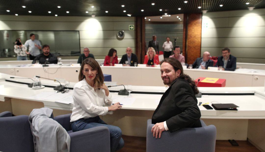 El vicepresidente, Pablo Iglesias, y la ministra de Trabajo, Yolanda Díaz, durante la reunión con sindicatos en reación a la situación de los trabajadores del campo