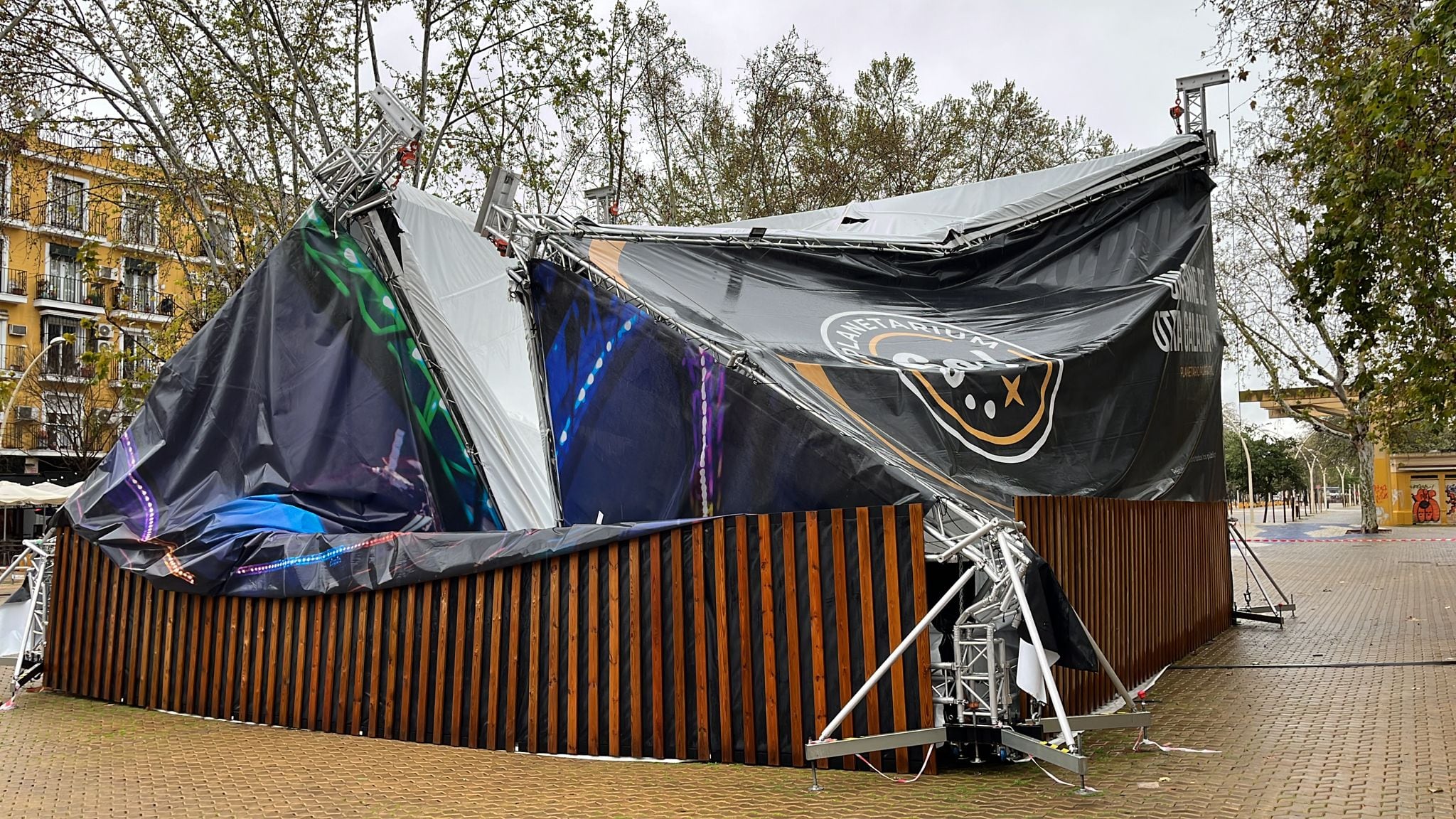 Carpa de Planetarium Go caída en Sevilla