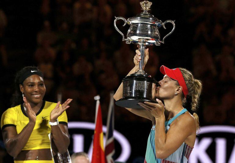 Angelique Kerber besa el trofeo que le acredita como campeona del Abierto de Australia.