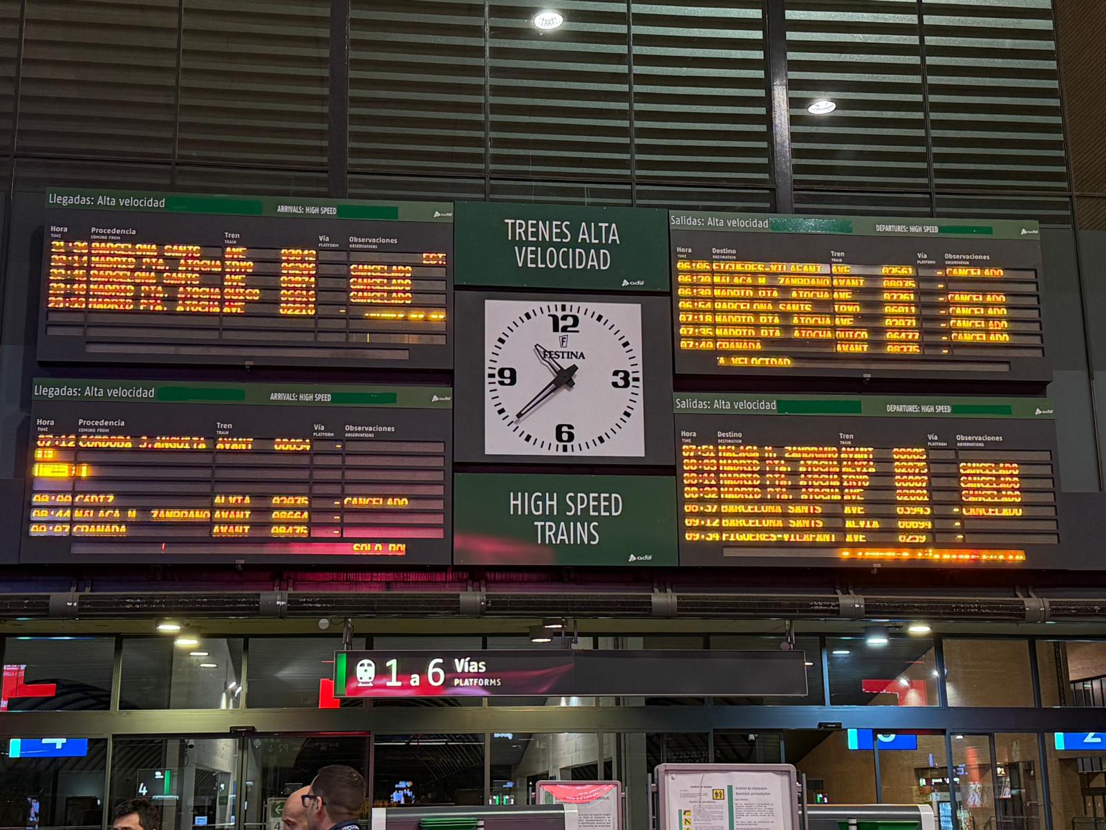 Cancelaciones de trenes en la estación de Santa Justa de Sevilla tras el accidente ferroviario de Adamuz
