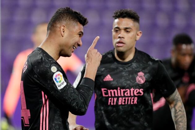 Casemiro celebra junto a Mariano su gol en Valladolid.