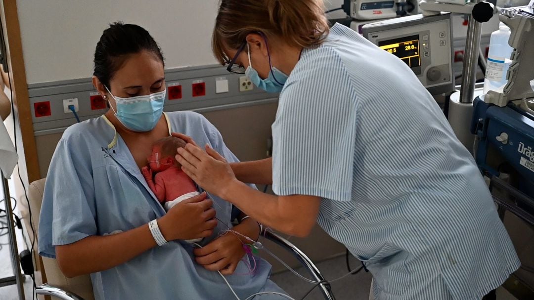 María Reina se reencuentra con su hija tras recuperarse del COVID.