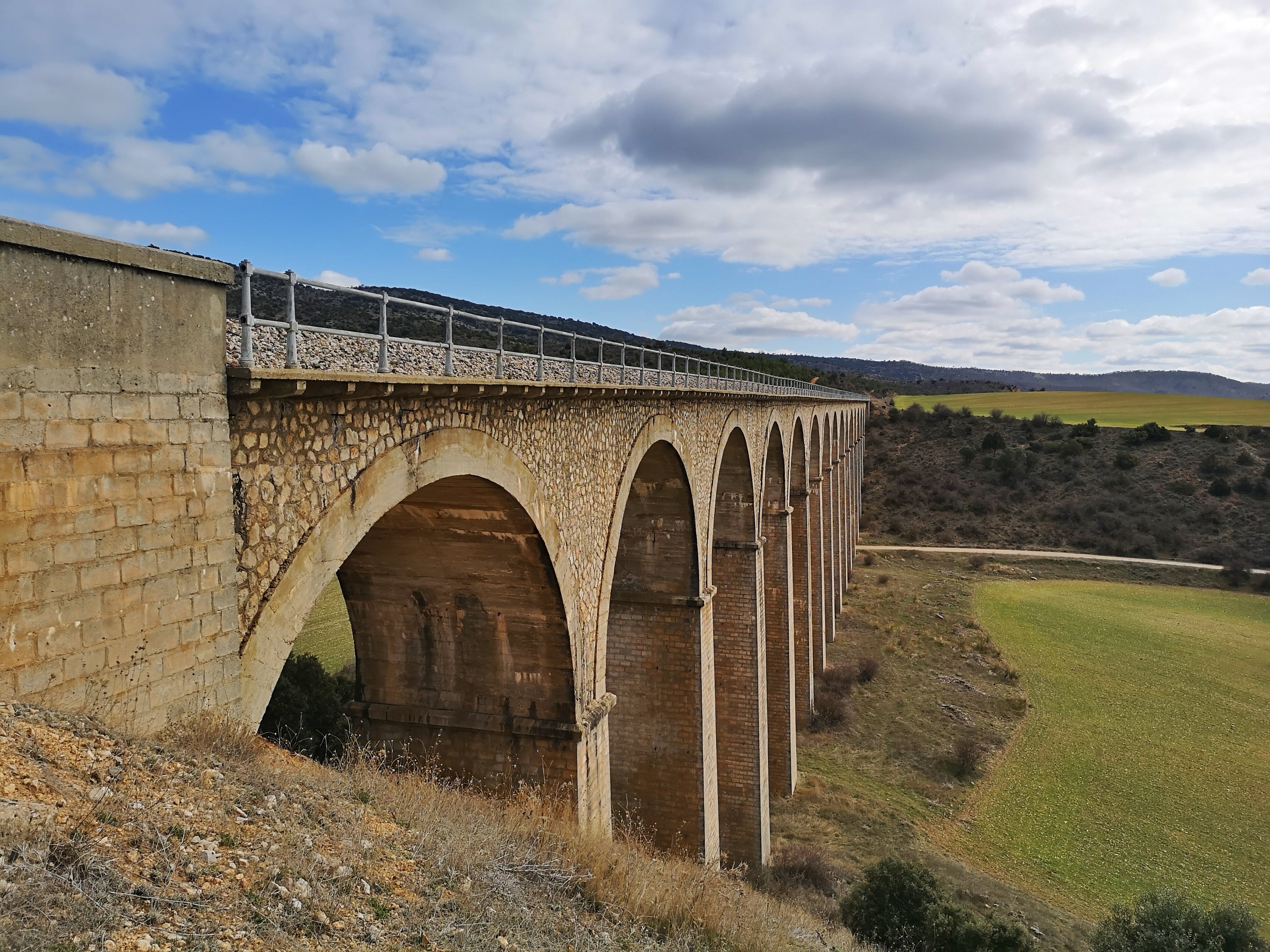 El viaducto del Royo visto desde la ladera de subida.