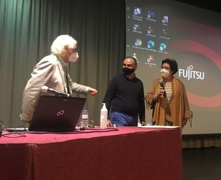 El concejal de cultura (en el centro) y la directora, agradecen la intervención del último ponente del curso