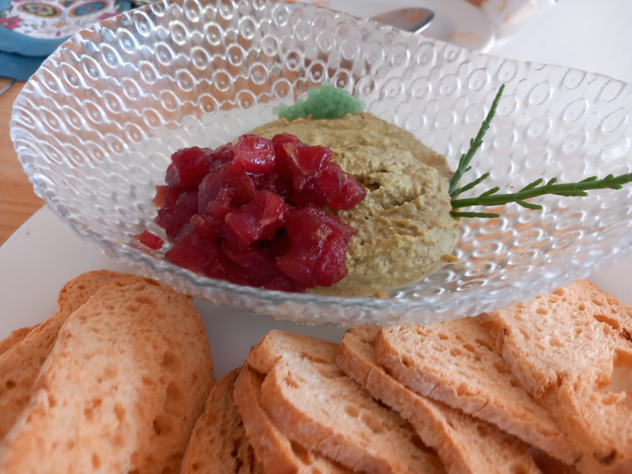 Ajoblanco de pistacho con tartar de atún rojo de almadraba y esferificaciones de Roquefort