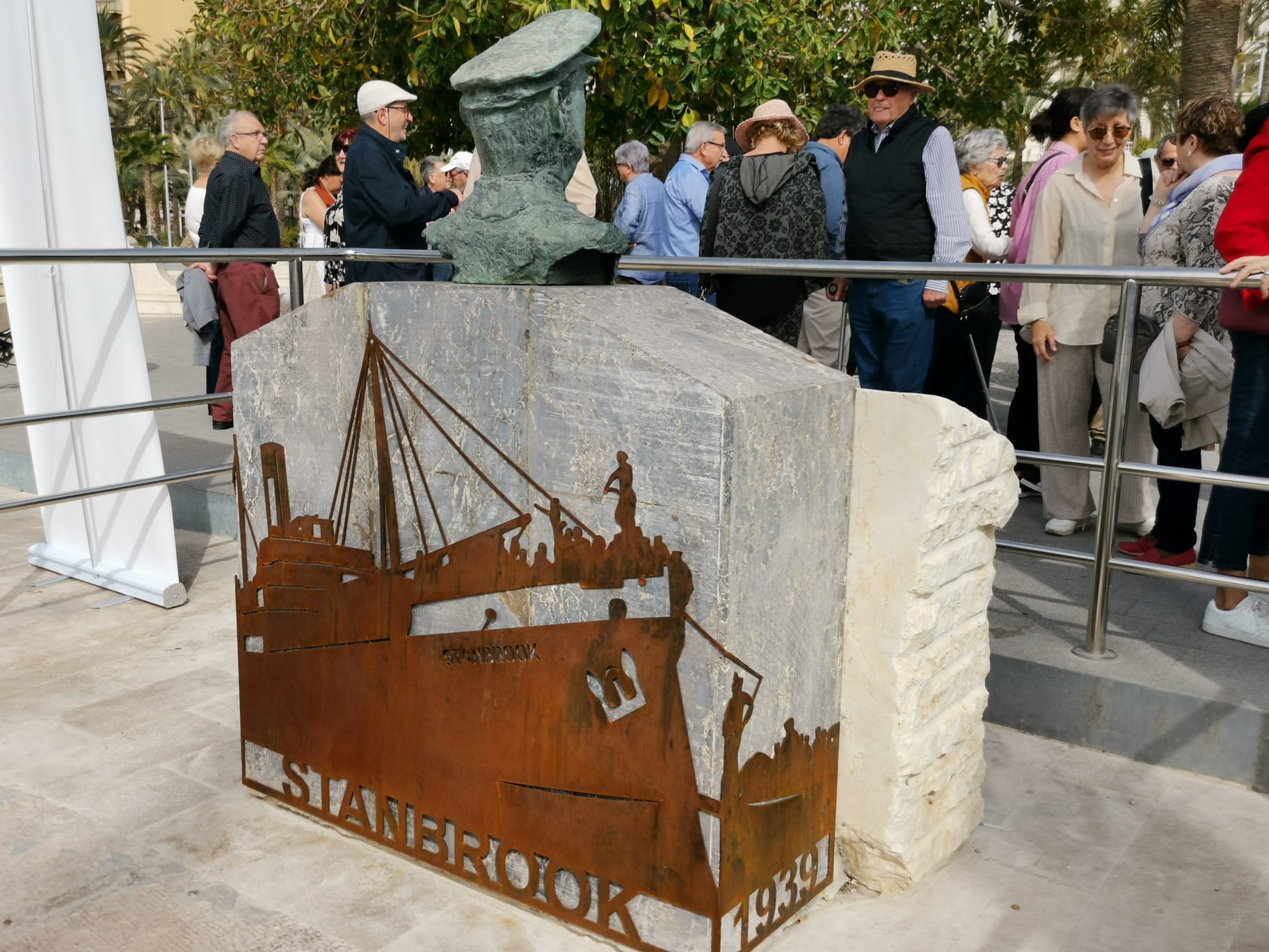 Nueva imagen del monumento dedicado al capitán del Stanbrook, Archivald Dickson