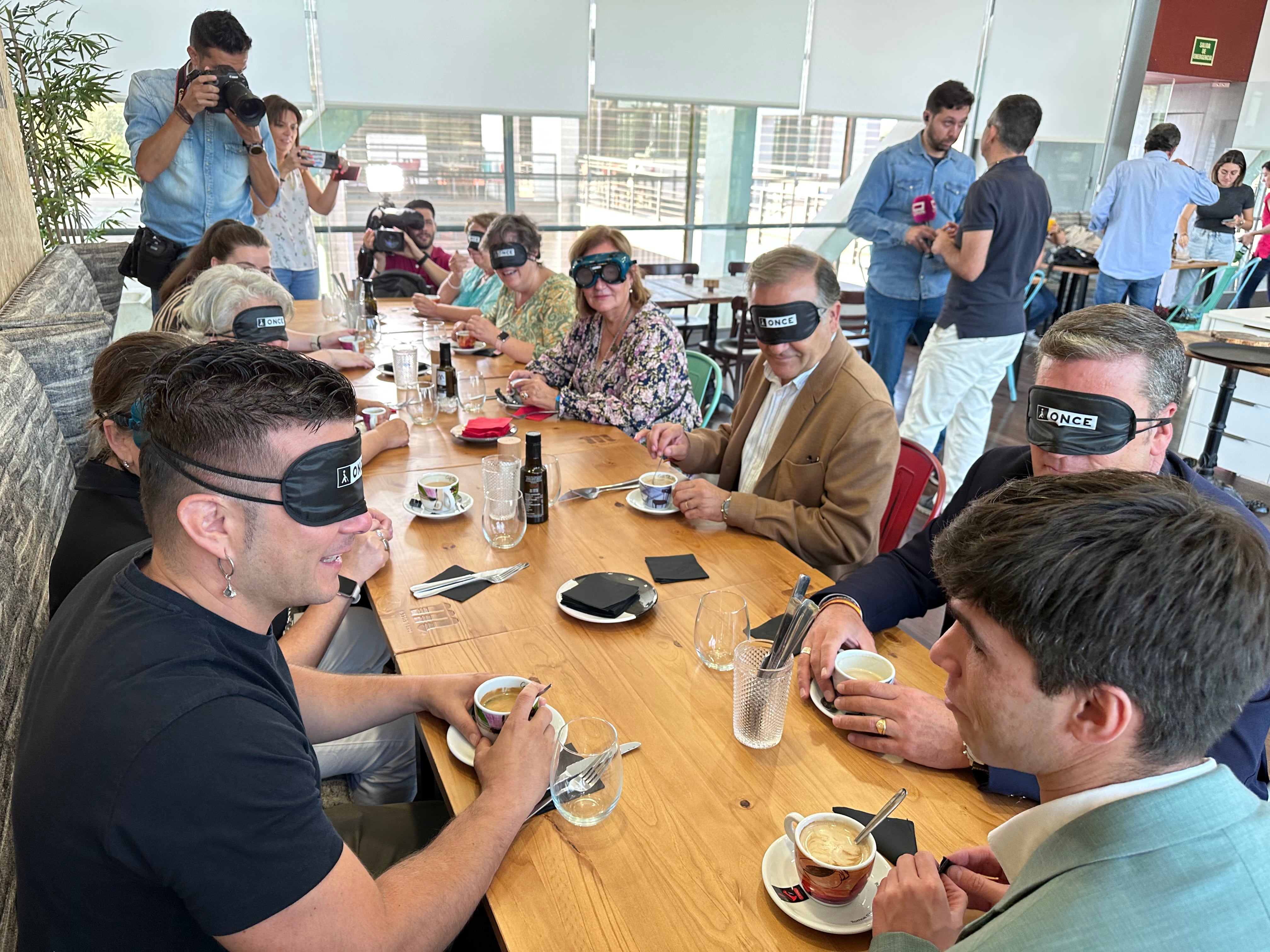 Parte del equipo de gobierno experimentaron cómo es comer sin tener capacidad visual.