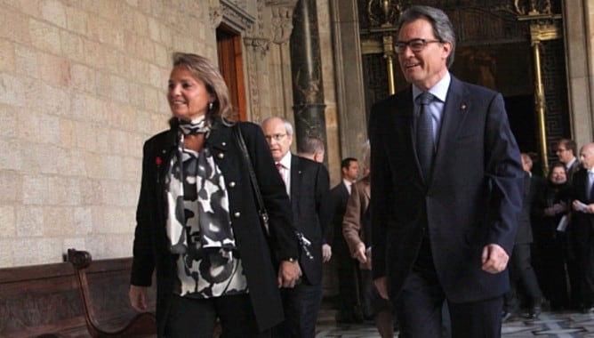 Artur Mas y su mujer, Helena Rakosnik, en el Palau de la Generalitat