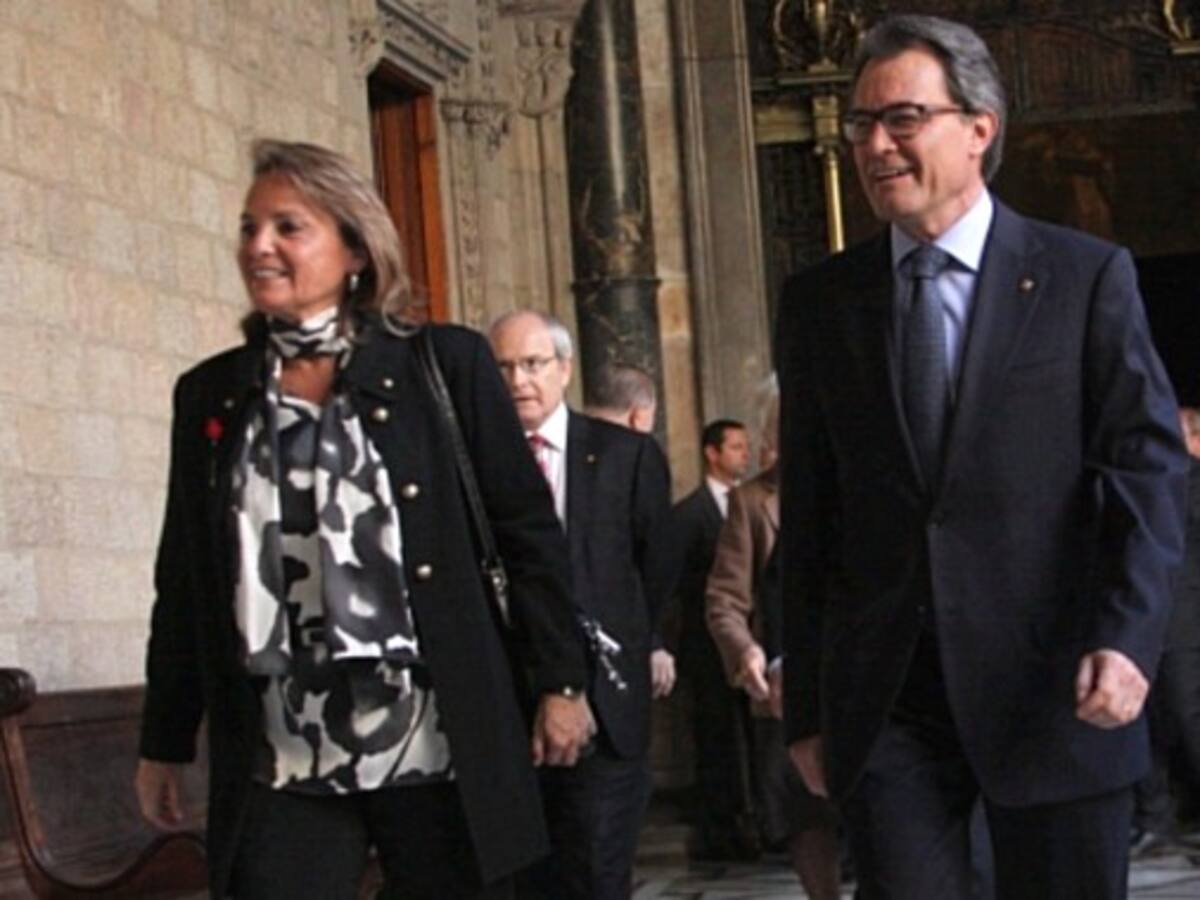 Mas llama a los catalanes a celebrar lo que "les une con paz y espíritu cívico"